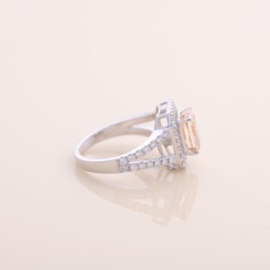 Anillo de Halo con Diamante Cultivado en Laboratorio de 2.02ct, Corte Radiante, con Aro Dividido, en Oro Amarillo, Blanco y Rosa de 9K - Product Image 4