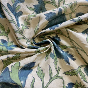 Tela de Algodón Estampada a Mano con Diseño Floral de Vid Azul y Verde sobre Base Natural - Product Image 1