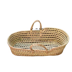 Cuna de bebé vintage con material de mimbre de dos asas - Product Image 1