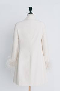 Vestido de Verano 2024 para Mujer, Manga Larga, Vestido Corto con Puños de Plumas, Tela Jacquard de Algodón, MINI VESTIDO ARYM CON PLUMAS - Product Image 4