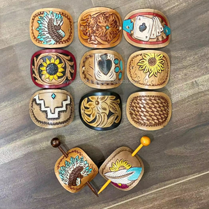 Nouveau peint à la main en cuir véritable usiné Barrette à cheveux avec bâton en bois élégant Vintage Spade Print personnalisé Messy Bun Accessoires - Product Image 4