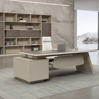 Bureau de direction en chêne clair raffiné avec credenza latérale, pieds géométriques, grande table de PDG pour suite de direction de luxe
