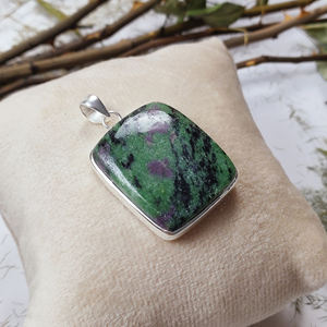 Colgante de Gema de Cabujón Rectangular de Rubí Zoisita - Plata de Ley 925 para Fabricación de Joyas al por Mayor - Product Image 3