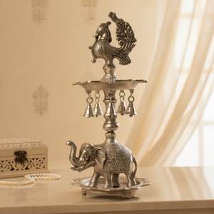 Soporte de metal con acabado antiguo para Diya, con campanas colgantes y diseño de pavo real, para lámpara de aceite tradicional, ideal para decoración del hogar y Puja - Product Image 1