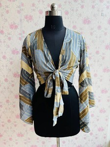 Top à nouer en soie pour femmes, fait à la main, Boho Hippie Front Tie Summer Top, Bell Sleeve Top - Product Image 6