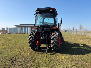 รถแทรกเตอร์ขนาดเล็ก KIOTI KL5510N รุ่นใหม่ ปี 2025 พร้อมชุดตักดินด้านหน้า ระบบเกียร์ขับเคลื่อน 40 กิโลวัตต์ / 55 แรงม้า ขับเคลื่อน 4 ล้อ สำหรับเครื่องยนต์ เกียร์ ลูกปืน และปั๊ม - Product Image 4