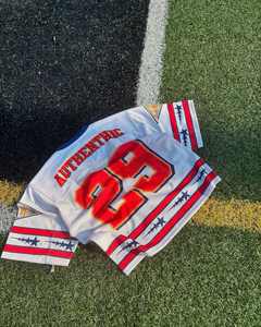 เสื้อเจอร์ซีย์สไตล์เรโทรพรีเมียมทรงโอเวอร์ไซส์ ผลิตจากโพลีเอสเตอร์และผ้าตาข่ายผสม รับทำแบรนด์ตามสั่งในราคาขายส่ง - Product Image 1