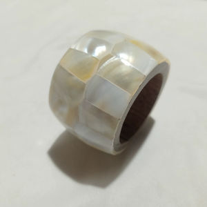 Anneau de serviette en nacre et en bois pour la vaisselle et les événements - tendance - nouveauté - Product Image 1