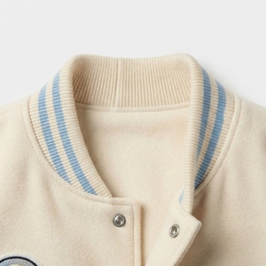 Chaqueta Varsity de Materiales Mixtos, Cuerpo de Lana Original de Alto Gramaje, Mangas de Cuero PU, Ribete de Punto Acanalado, Botones a Presión, Estilo Casual Urbano - Product Image 5