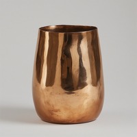 Vase en métal finition cuivre antique avec gravures décoratives sculptées idéal pour les mariages de maisons traditionnelles et les événements de luxe