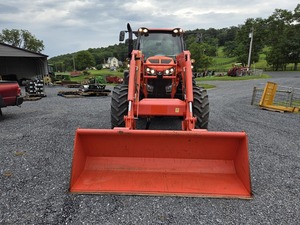 Tractor Kubota M7-132 DELUXE 4x4 con cabina y cargador Kubota LM2605 autonivelante con cucharón de acoplamiento rápido global. - Product Image 2