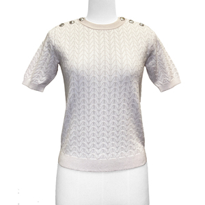 เสื้อสเวตเตอร์คอวีถักลายโปร่ง วิสโคสผสมโพลีเอสเตอร์ รุ่น SS23 สำหรับผู้หญิง ดีไซน์หรูหรา โลโก้ด้านหน้า เนื้อผ้าบางเบา แห้งเร็ว เหมาะสำหรับใส่ทำงานช่วงฤดูใบไม้ผลิ - Product Image 1