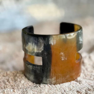 Bijoux à la main en corne de buffle naturelle, bracelet à manchette, bijoux de luxe fabriqués à la main - Product Image 1