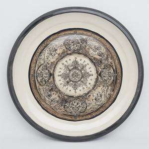 Plaque de charge Art déco légère en fer à poussière de perle avec des particules scintillantes douces pour une table de fête de mariage élégante - Product Image 6