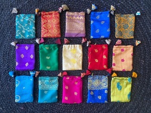 ผ้าไหมส่าหรีทำมือรีไซเคิลของขวัญและถุงคริสตัลหรือถุงสำหรับการรักษาเครื่องประดับกระเป๋าของขวัญผ้าไหม Saree ถุงของขวัญ - Product Image 3
