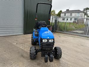 Tractor compacto New Hollandss TZ24D 4wd en estado absolutamente impecable solo 192 horas genuinas - Product Image 3