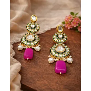 Elegantes Pendientes de Perlas Rosa Oscuro con Detalles Kundan, Accesorio de Joyería de Moda - Product Image 1