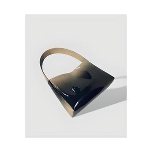 Borsa a tracolla da donna bianca di medie dimensioni in vernice