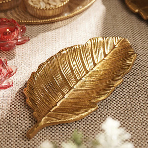 Plateau décoratif en métal doré pour salle à manger Plateau en métal doré orné de feuilles d'or pour une présentation élégante - Product Image 2