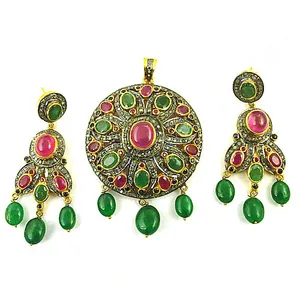Parure de bijoux classique pour femme en argent 925 avec rubis et émeraudes, comprenant un collier et des boucles d'oreilles pendantes en forme de fleur, style vintage pour mariage, sertissage clos. - Product Image 1