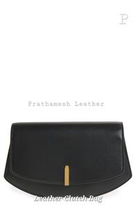 Lleve su estilo esencial personalizado con este elegante bolso de mano de cuero plegable sobre el embrague de cuero que ofrece practicidad de estilo - Product Image 2