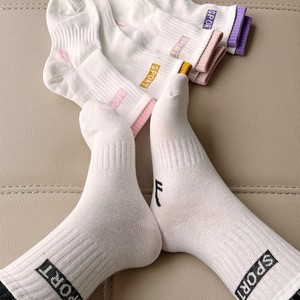 Vente en gros de chaussettes d'équipage avec logo brodé personnalisé Vêtements de sport tricotés Soutien de la voûte plantaire Semelle rembourrée Maille respirante - Product Image 5