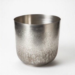 Jardinière ronde martelée Frostveil en argent poli faite pour les salons contemporains et le style de jardin raffiné - Product Image 2
