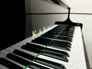 Piano Vertical KAWAI BL71 de Segunda Mano de Japón con Tono Cálido para Compradores Globales - Product Image 3