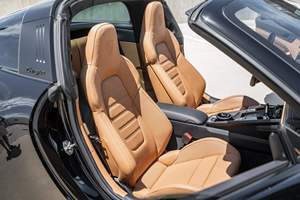 Coupé Usado de Alto Rendimiento con Tracción en las Cuatro Ruedas, Transmisión Automática, Volante a la Izquierda, Asientos de Cuero, Techo Metálico, Neumáticos R19 - Product Image 3