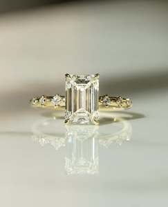 Bague de fiançailles en moissanite taille émeraude 12x8mm | Solitaire en or ou argent avec accents | OEM de bijoux fins de mariage - Product Image 1