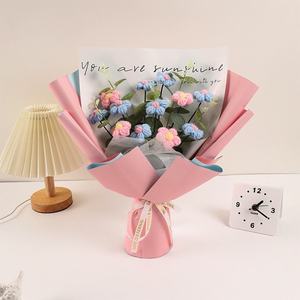 Ramo de Flores Tejidas a Crochet, Regalo Creativo para Novia y Mejor Amiga, Ideal para Pascua y San Valentín - Product Image 1