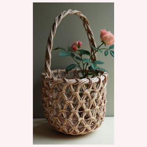 Vase à fleurs Boho Luxe Design en rotin et jonc de mer tissés à la main d'inspiration Zen Haven pour des intérieurs naturels et élégants - Product Image 3