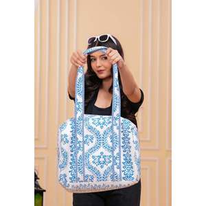 Sac fourre-tout matelassé à imprimé floral bleu fait main pour femmes, en toile légère avec fermeture éclair et doublure en polyester - Product Image 6