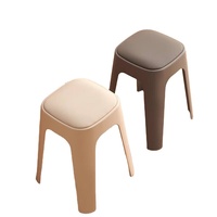 Tabouret empilable en plastique de qualité commerciale, siège rembourré doux, chaise durable antidérapante pour hôtel, restaurant et événements (vente en gros)