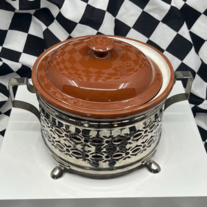 Casserole en métal ajouré de luxe avec pot et couvercle en céramique marron, ustensiles de cuisine durables pour les réunions de famille et le service lors d'événements - Product Image 1