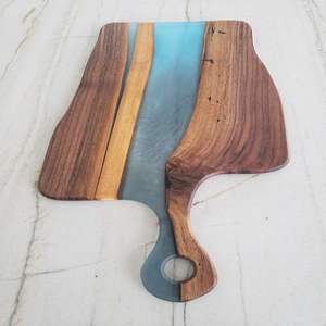 Planche à découper en bois avec tourbillon de rivière en époxy artisanal durable pour couper les fruits au fromage et la présentation des aliments modernes - Product Image 4