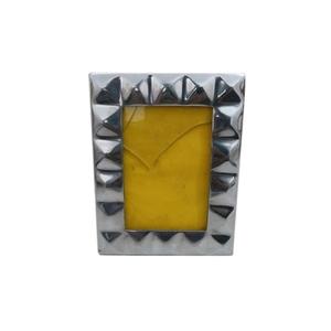 Marcos de terciopelo con diseño en relieve y borde de latón con acabado plateado, los marcos de retrato más vendidos para uso con certificados. - Product Image 1