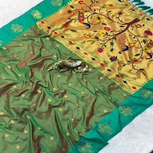 ผ้าซารีไหมเนื้อนุ่ม VASTRA COTTAGE ลาย Paithani พร้อมลายปักดิ้นทอง ขอบผ้าลายรูปนกยูงสีทอง พร้อมเสื้อผ้าลาย Brocade - Product Image 2