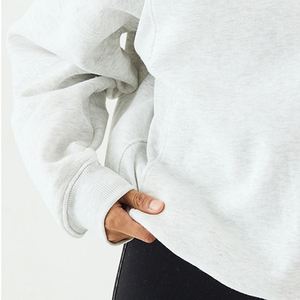 Sweat-shirt pour femme avec logo personnalisé, manches longues, design à revers côtelés, tissu douillet en polaire, col rond pour plus de confort - Product Image 3