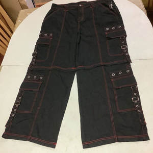Pantalon cargo baggy gothique noir et rouge zippé pour femme, transformable en short - Product Image 1