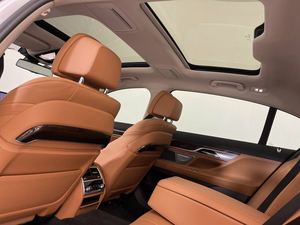 BMW Série 7 740i RWD 2022 abordable, conduite à gauche/droite - Product Image 3