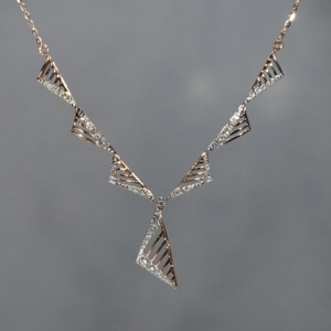 ชุดต่างหูสร้อยคอทองคำแข็ง18KT ชุดเพชรธรรมชาติเจียระไนแบบเรียบง่ายได้รับการรับรอง IGI สำหรับงานแต่งงาน - Product Image 2