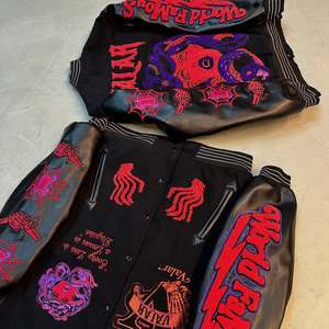 Chaqueta Varsity de Invierno para Hombre, 100% Lana, Estilo Urbano, Bordado Chenille, Cuello Alto, Botón Único en la Parte Delantera, Transpirable y Resistente al Viento - Product Image 1