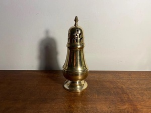 Ensemble de poivre en laiton ton or classique avec bords arrondis et finition vintage pour les occasions spéciales de dîner - Product Image 4