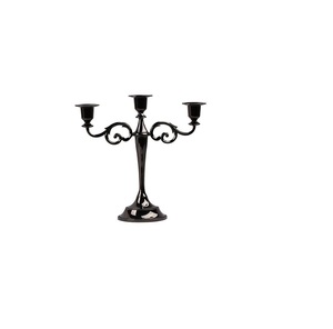 Candelabros ornamentales de metal que exhiben una elaborada artesanía artística para entornos interiores de decoración vintage de lujo. - Product Image 6