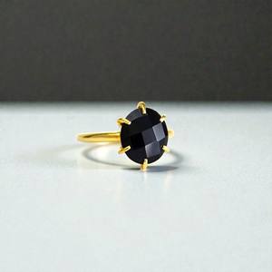 Bague en onyx noir naturel ovale 8x12mm - Bague élégante en argent 925 avec pierre précieuse, sertie à griffes, bijoux artisanaux - Product Image 1