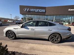 Hyundai Sonata SEL FWD 2025 Plateado Brillante con Techo Solar, Arranque Remoto, Asientos de Cuero, Transmisión Automática y Rines de Aleación - Product Image 5