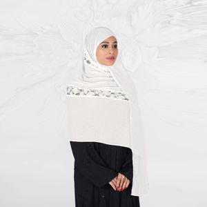 Foulard en Georgette Fluide Orné d'une Insertion en Filet Raschel Intriquée et d'une Finition Scintillante Subtile pour une Tenue Modeste et Raffinée - Product Image 2