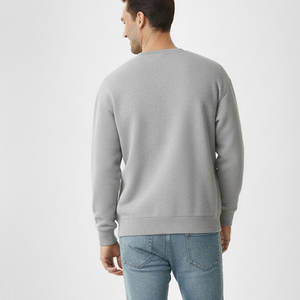 Sudadera de alta calidad con tejido suave y cálido, ajuste cómodo, ideal para uso urbano informal y moda diaria. - Product Image 4
