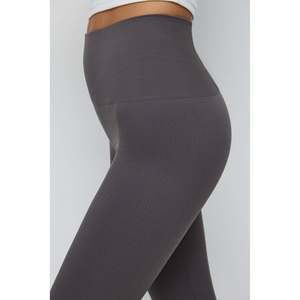 Leggings Largos Casuales de Cintura Media sin Costuras con Efecto Moldeador - Product Image 5